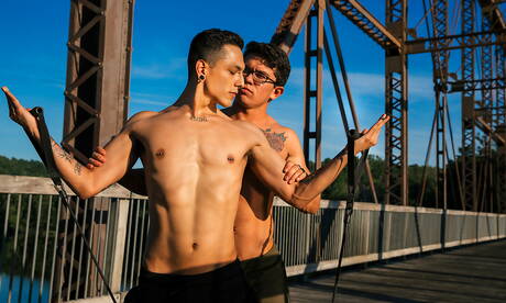 Les beaux mecs américains musclés Clark Davis et le beau garçon Mateo Vice dans le sexe anal torride en extérieur