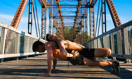 Les beaux mecs américains musclés Clark Davis et le beau garçon Mateo Vice dans le sexe anal torride en extérieur