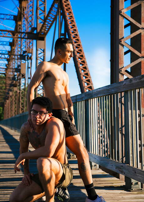 Les beaux mecs américains musclés Clark Davis et le beau garçon Mateo Vice dans le sexe anal torride en extérieur