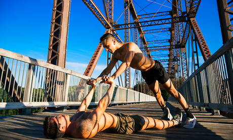 Les beaux mecs américains musclés Clark Davis et le beau garçon Mateo Vice dans le sexe anal torride en extérieur