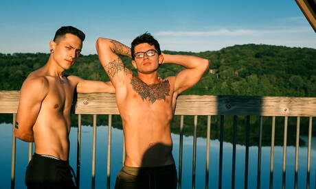 Les beaux mecs américains musclés Clark Davis et le beau garçon Mateo Vice dans le sexe anal torride en extérieur