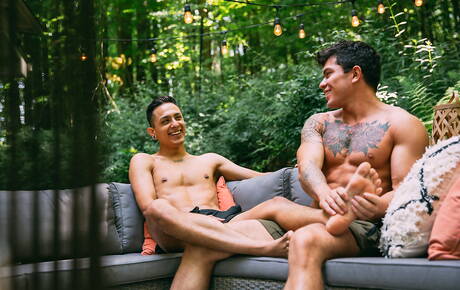 Les beaux mecs américains musclés Clark Davis et le beau garçon Mateo Vice dans le sexe anal torride en extérieur