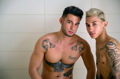 Pretty boy Jae Roze and american muscular Ricky Roman make a love in bath