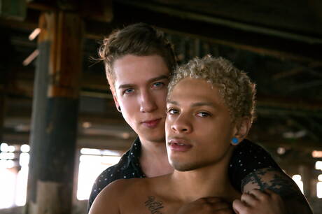 Le musclé Elliot Blue et le jeune américain Lukas Grande dans une action de baise anale interraciale torride en extérieur