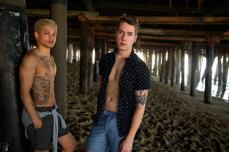 Le musclé Elliot Blue et le jeune américain Lukas Grande dans une action de baise anale interraciale torride en extérieur