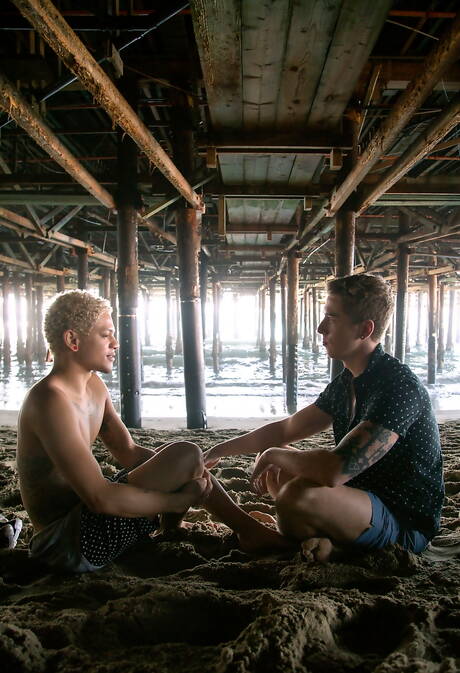 Le musclé Elliot Blue et le jeune américain Lukas Grande dans une action de baise anale interraciale torride en extérieur