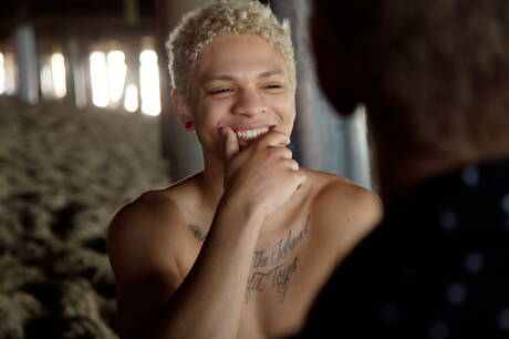 Le musclé Elliot Blue et le jeune américain Lukas Grande dans une action de baise anale interraciale torride en extérieur