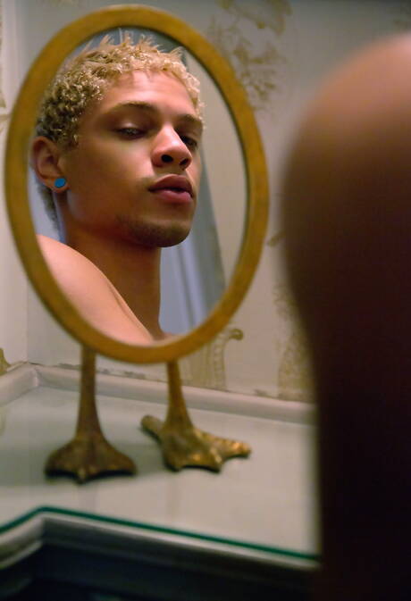 Le musclé Elliot Blue et le jeune américain Lukas Grande dans une action de baise anale interraciale torride en extérieur