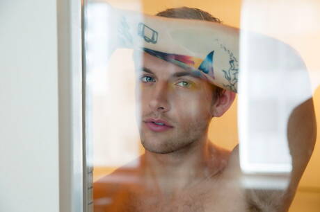 Los jóvenes estadounidenses Tayte Hanson y el cachas Topher Dimaggio tienen sexo anal en la bañera.