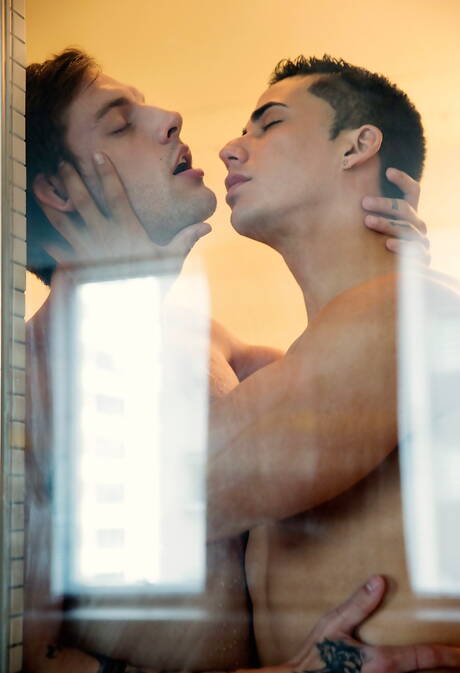 美國帥哥Tayte Hanson和帥哥Topher Dimaggio在浴缸裡進行肛交
