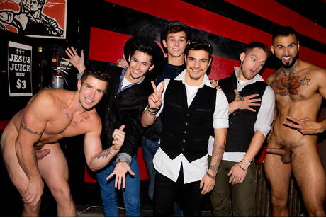 Os caras sensuais Allen King, Lukas Grande e Rikk York e Trenton Ducati em sexo anal a três