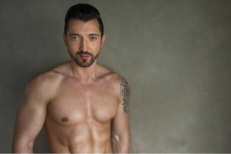 Die heißen Jungs Carter Dane, Jimmy Durano und Levi Karter haben ein Dreiervergnügen am Pool