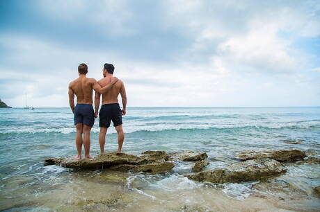 Il ragazzo husky canadese Carter Dane e il super stallone latino Jimmy Durano in una bollente scopata anale sulla spiaggia