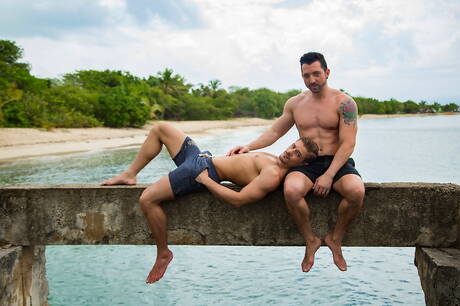 Il ragazzo husky canadese Carter Dane e il super stallone latino Jimmy Durano in una bollente scopata anale sulla spiaggia