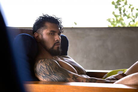 Die amerikanischen Stars Boomer Banks und Ricky Roman lieben sich im Pool