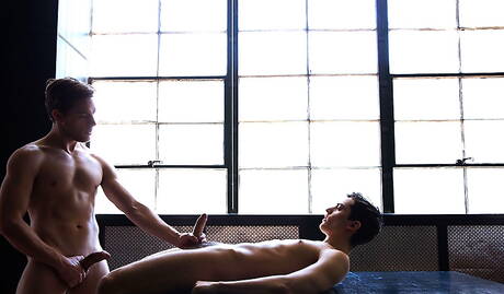 素敵なアメリカ人の男の子のスーパースタッドジェイコブラダーとかわいい男の子テイトハンソンは熱いカップルセックスをします