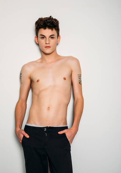 Mili amerykańscy kumple, twardziel Aiden Ward i młody koleś Avery Jones w gorącej akcji ruchania w dupę