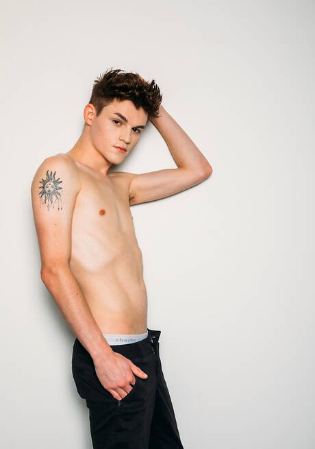 Mili amerykańscy kumple, twardziel Aiden Ward i młody koleś Avery Jones w gorącej akcji ruchania w dupę