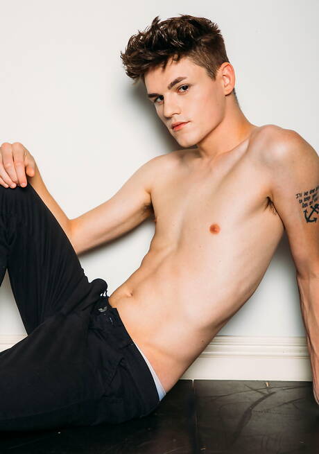 Mili amerykańscy kumple, twardziel Aiden Ward i młody koleś Avery Jones w gorącej akcji ruchania w dupę