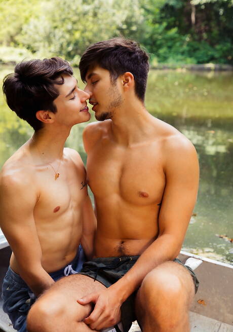 라틴계 미남 앤젤 리베라와 섹시한 남자 레오 그랜드가 밖에서 즐거운 오럴 섹스를 즐긴다