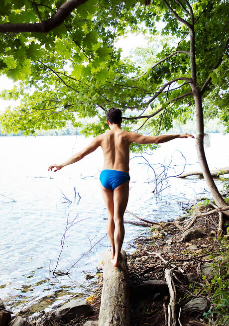 Latino pretty boy Angel Rivera and hunky guy Leo Grand have a good oral sex outside