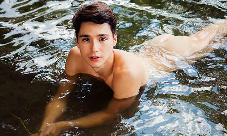 Latino pretty boy Angel Rivera and hunky guy Leo Grand have a good oral sex outside