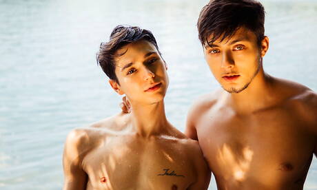 Der hübsche Latino-Junge Angel Rivera und der attraktive Leo Grand haben draußen guten Oralsex