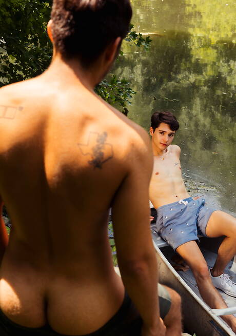 Latino pretty boy Angel Rivera and hunky guy Leo Grand have a good oral sex outside