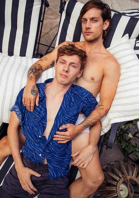 美國年輕女孩泰特·漢森和肌肉發達的紮克·阿斯特在泳池邊激情做愛