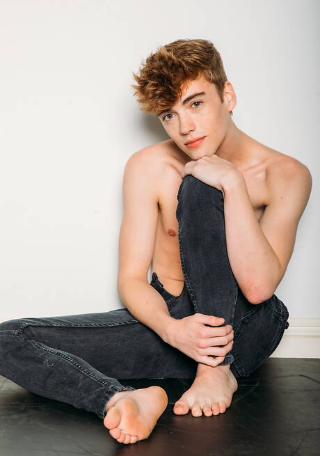 American hunk Austin Wolf and twink Tannor Reed in hot homosexual scene