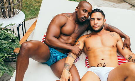 アメリカのポルノスター、力持ちの雄牛ブロック・バンクスと雄牛マックス・コナーがプールで熱い異人種間セックスをする