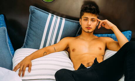 Las estrellas porno estadounidenses Angel Rivera y el supersemental Levi Karter se chupan y follan mutuamente al aire libre