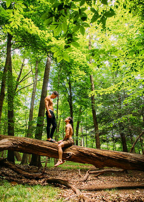 Die amerikanischen Pornostars Angel Rivera und Levi Karter lutschen und ficken sich draußen gegenseitig