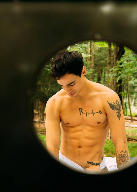 Las estrellas porno estadounidenses Angel Rivera y el supersemental Levi Karter se chupan y follan mutuamente al aire libre