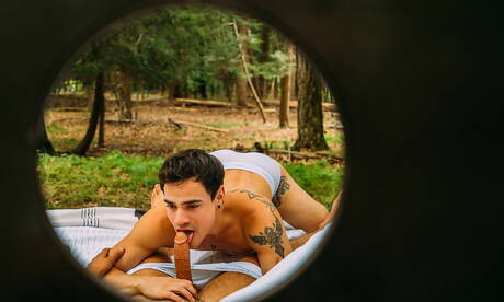 Die amerikanischen Pornostars Angel Rivera und Levi Karter lutschen und ficken sich draußen gegenseitig