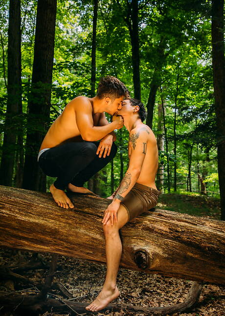 Die amerikanischen Pornostars Angel Rivera und Levi Karter lutschen und ficken sich draußen gegenseitig