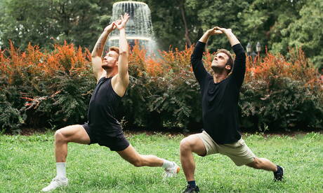 캐나다의 덩치 큰 남자 가브리엘 클라크와 근육질 남자 올리비에 로버트가 야외에서 뜨거운 섹스를 즐긴다.