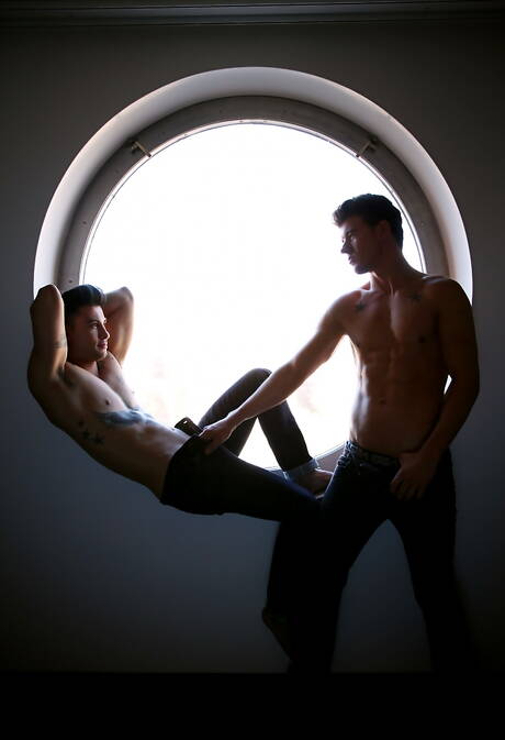 Znani Amerykanie, umięśniony Jj Knight i superogier Ricky Roman w gorącym seksie analnym