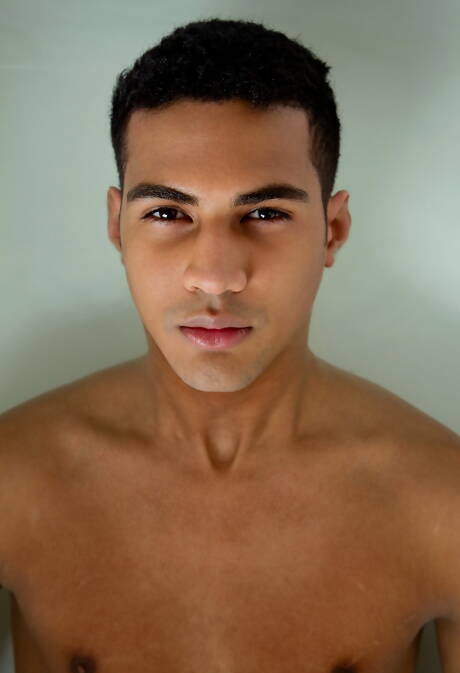 Piękny chłopak Kris Karr i amerykański siłacz Ricky Roman mają gorącą scenę w łazience