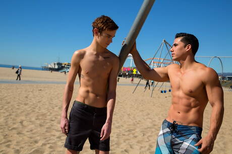 年輕小伙子科迪·斯圖爾特和拉丁硬漢托弗·迪馬吉奧在沙灘上做愛