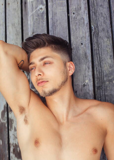 Znani Amerykanie, przystojniak Angel Rivera i kulturysta Max Konnor uprawiają dobry międzyrasowy seks analny na basenie