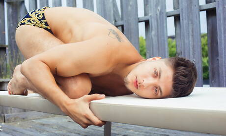 Znani Amerykanie, przystojniak Angel Rivera i kulturysta Max Konnor uprawiają dobry międzyrasowy seks analny na basenie