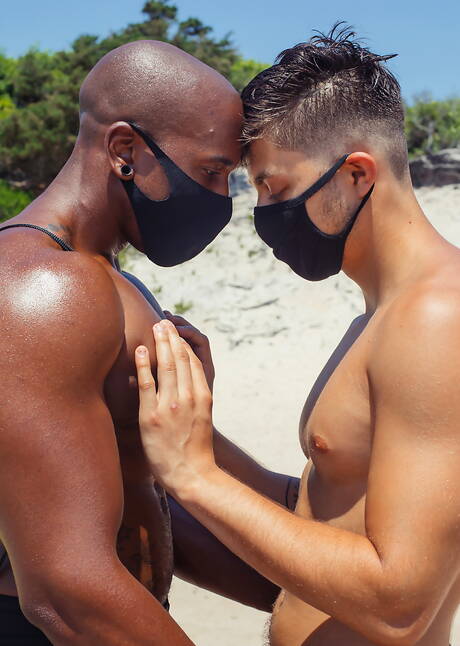 Znani Amerykanie, przystojniak Angel Rivera i kulturysta Max Konnor uprawiają dobry międzyrasowy seks analny na basenie