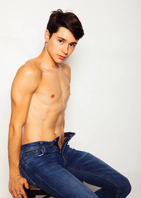 American stud Aiden Ward and hot twink Leo Grand banged each other