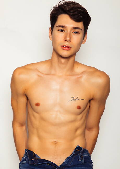 American stud Aiden Ward and hot twink Leo Grand banged each other