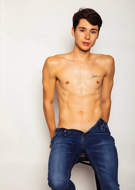 American stud Aiden Ward and hot twink Leo Grand banged each other