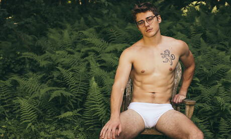Los famosos estadounidenses Blake Mitchell y Nico Leon, ambos muy musculosos, tienen sexo anal al aire libre.