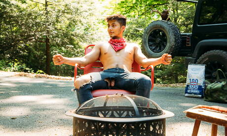 Die amerikanischen Pornostars Angel Rivera und der junge Sean Ford bohren im Freien einen Arsch