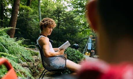 Die amerikanischen Pornostars Angel Rivera und der junge Sean Ford bohren im Freien einen Arsch