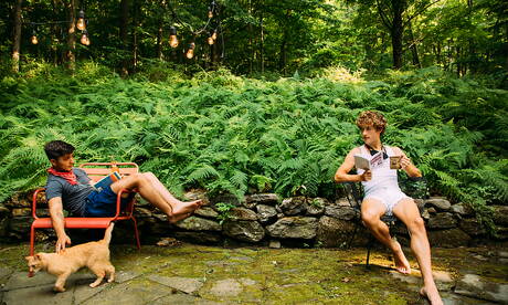 Die amerikanischen Pornostars Angel Rivera und der junge Sean Ford bohren im Freien einen Arsch